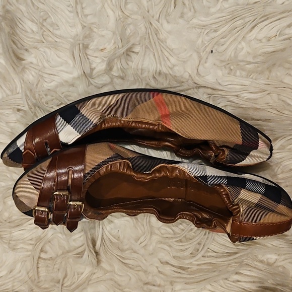 Burberry Women's Plaid Flats with Brown Accents - Picture 5 of 5